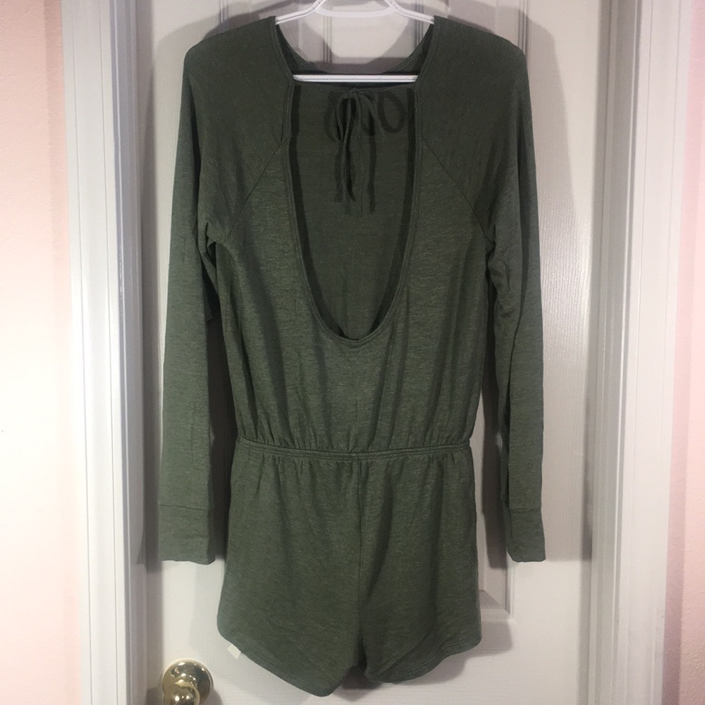 Beautiful GILLY HICKS HOLLISTER Romper Green Scoop